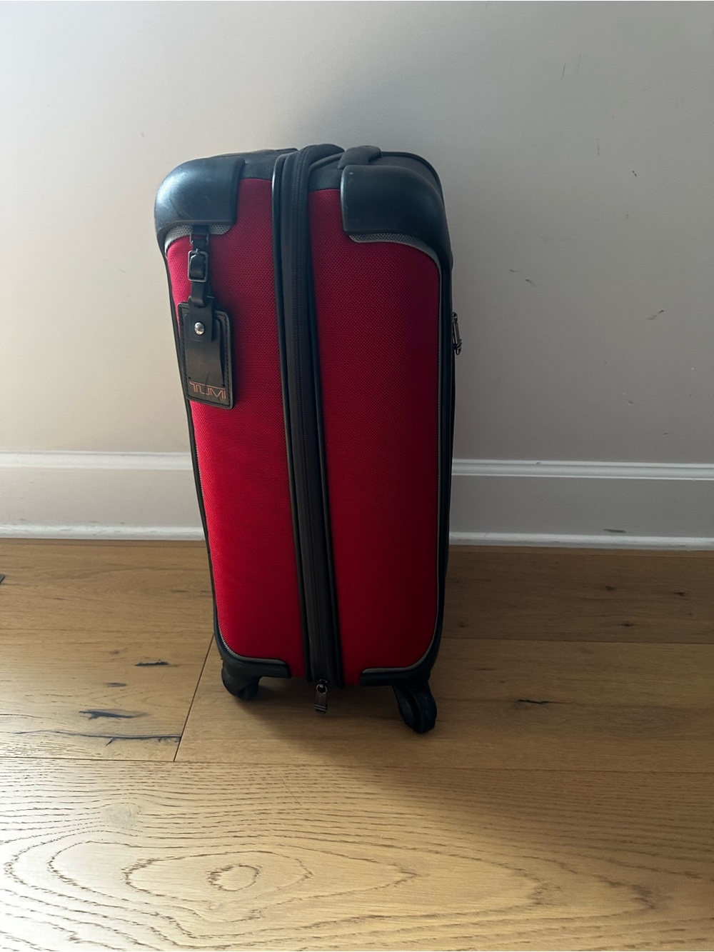TUMI Alpha Black Red 4-Wheel International Carry-On - Picture 2 of 6